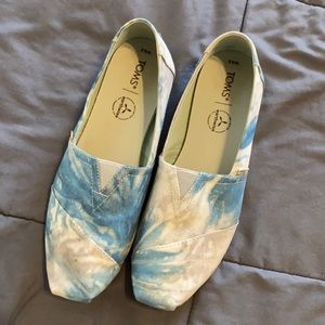 Women’s Size 9.5 Blue Tie Dye TOMS